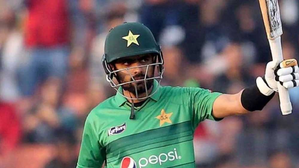 পাকিস্তান অধিনায়ক বাবর আজমকে নিয়ে সবথেকে বেশি টানাটানি হত। গত পাঁচ বছরে বাবরের মতো আর কোনও তরুণ ক্রিকেটার এতটা নজর কাড়েননি। ৬৬টি টি-টোয়েন্টি আন্তর্জাতিকে বাবরের ২৪৬৮ রান রয়েছে। স্ট্রাইক রেট ১৩০-এর উপর। এ বারের টি২০ বিশ্বকাপে এখনও পর্যন্ত তিনি সর্বোচ্চ রান সংগ্রাহক।