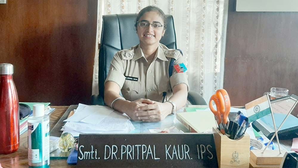 প্রীতপাল কৌর। নাগাল্যান্ডের এক প্রত্যন্ত জেলায় কর্মরত এক আইপিএস অফিসার। প্রত্যন্ত জেলায় থেকেও আজ সারা দেশের গর্ব হয়ে উঠেছেন তিনি। নিজের শিক্ষা, ইচ্ছাশক্তি এবং শ্রম কাজে লাগিয়ে নাগাল্যান্ডের ‘ঘরের মেয়ে’ হয়ে উঠেছেন।