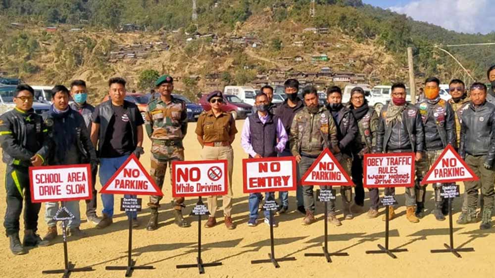 জেলার পরিকাঠামোর উন্নয়নই শুধু নয়, তিনি এলাকার কিশোর-কিশোরীদেরও বিনামূল্যে ইউপিএসসি পরীক্ষার জন্য পড়ান। তাঁদের সকলের সঙ্গে যোগাযোগ রাখেন নেটমাধ্যমে।