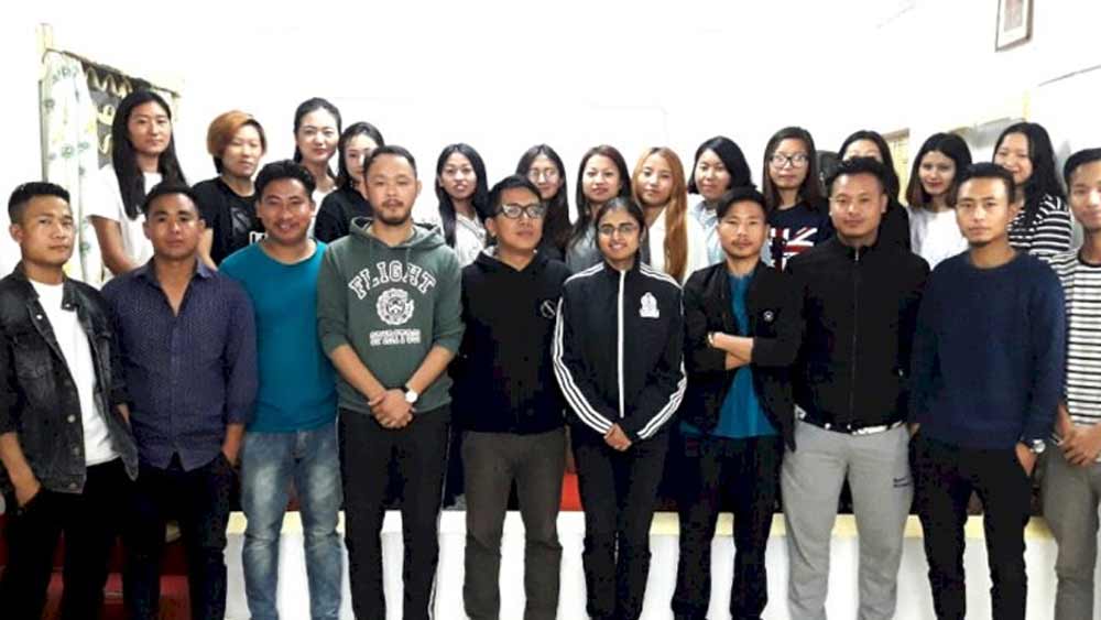 কয়েকজন পুলিশের উচ্চপদস্থ অফিসার এবং প্রশাসনিক প্রধানকেও বিনামূল্যে টিউশন দিতে রাজি করিয়েছেন তিনি। জেলা পুলিশ সুপারের অফিসের একটি ঘর তিনি শ্রেণিকক্ষে পরিণত করেছেন।