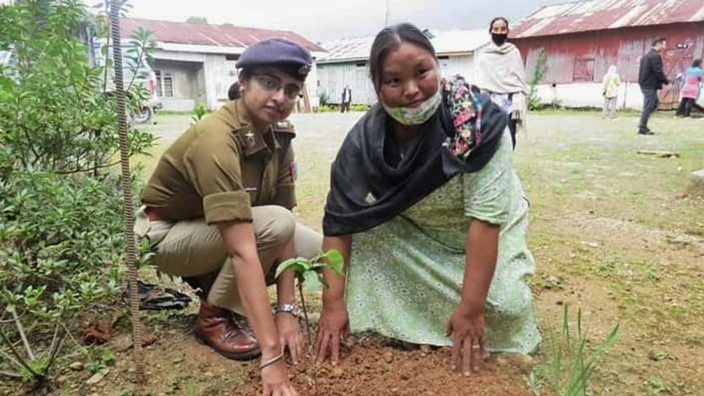 নাগাল্যান্ডের নোকলাকের গা ঘেঁষে রয়েছে মায়ানমার। ভারতের প্রত্যন্ত জেলা এটি। ফলে পরিকাঠামোর উন্নয়ন সে ভাবে হয় না এখানে। নিজের মাইনের একটা অংশও তিনি কোচিং ক্লাস চালানোর কাজে ব্যয় করেন।