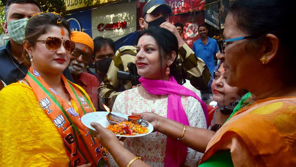 এর পর থেকেই আর সক্রিয় রাজনীতিতে দেখা যায়নি তাঁকে। এ প্রসঙ্গে কথা উঠলেও, তা সচেতন ভাবেই এড়িয়ে গিয়েছেন তিনি। নির্বাচনের হারের পরেই দলের সঙ্গে বাড়তে থাকে দূরত্ব। যোগদানের মাত্র ন’মাসের মাথায় বিজেপি ছাড়লেন শ্রাবন্তী। টুইটে লেখেন, ‘বাংলার উন্নয়নের জন্য বিজেপি আন্তরিক নয়। বাংলার জন্য কাজ করার মনোভাবের অভাব রয়েছে তাদের।’