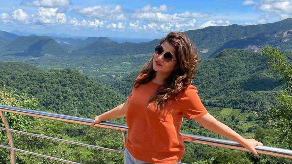 দল ছাড়তেই শুরু গুঞ্জন-জল্পনা। নিন্দা-সমালোচনা-কটাক্ষ নতুন করে ঘিরেছে তাঁকে। কিন্তু  বিতর্কের সঙ্গে শ্রাবন্তীর পথ চলা বহু দিনের। একাধিক বিয়ে, ঘনঘন প্রেমের গুঞ্জন— শ্রাবন্তীর ব্যক্তিগত জীবন নিয়ে চর্চা নেহাত কম নয়। 