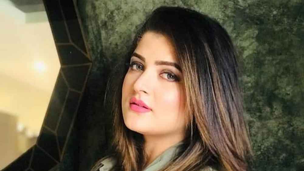 মাত্র ১০ বছর বয়সে প্রথম ক্যামেরার সঙ্গে আলাপ। স্বপন সাহার ‘মায়ার বাঁধন’ ছবিতে অভিনয় করেন শ্রাবন্তী। এর পর টেলিফিল্ম। সেই সূত্রেই আলাপ পরিচালক রাজীব বিশ্বাসের সঙ্গে। কাঁচা বয়সেই তাঁর প্রেমে পড়েন শ্রাবন্তী। কাউকে না জানিয়েই মাত্র ১৬ বছর বয়সে বিয়ে করেন রাজীবকে। তার পরেই ছেলে অভিমন্যু আসে তাঁদের জীবনে। 