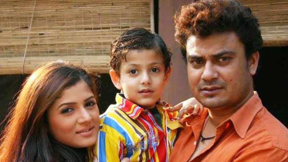 টলিউডের ‘সুখী দম্পতি’-র তালিকায় তাঁদের নাম ছিল। তবে সম্পর্কে ফাটল ধরেছিল অনেক আগেই। ১৩ বছর সংসার করে ২০১৬ সালে বিচ্ছেদ। শোনা যায়, রাজীব বিবাহবহির্ভূত সম্পর্কে জড়ানোয় আলাদা হওয়ার সিদ্ধান্ত নিয়েছিলেন শ্রাবন্তী। 