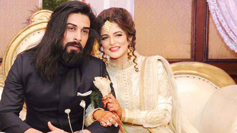 কিন্তু নায়িকার জীবনে প্রেম ফিরেছে বারবার। এ বার শ্রাবন্তীর জীবনে বসন্ত নিয়ে আসেন এক মডেল। নাম কৃষ্ণ ব্রজ। অপেক্ষা না করে ২০১৬ সালেই ধুমধাম করে তাঁকে বিয়ে করেন শ্রাবন্তী। কিন্তু সেই দাম্পত্যও এক বছরের বেশি টিকল না। গুঞ্জন, স্বামীর যৌন চাহিদা নিয়ে সংশয় ছিল তাঁর। 