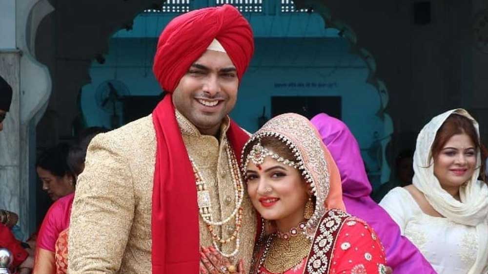 প্রেমের প্রতি আস্থা হারাননি এর পরেও। দেখেছেন সংসার গড়ার স্বপ্ন। তখনই নায়িকার জীবনে প্রবেশ রোশন সিংহের। তখন তিনিএক নামী এয়ারলাইন্সের কেবিন ক্রু সুপারভাইজার। ২০১৯-এ চণ্ডীগড়ে পঞ্জাবি মতে বিয়ে করেন তাঁরা। সেই সুখও ক্ষণস্থায়ী। আবার এক বছরের মধ্যেই তাসের ঘরের মতো হুড়মুড়িয়ে ভেঙে পড়ে শ্রাবন্তীর সংসার। শুরু হয় দোষারোপ-পাল্টা দোষারোপের পালা। আপাতত বিচ্ছেদের জন্য আদালতের দ্বারস্থ নায়িকা।