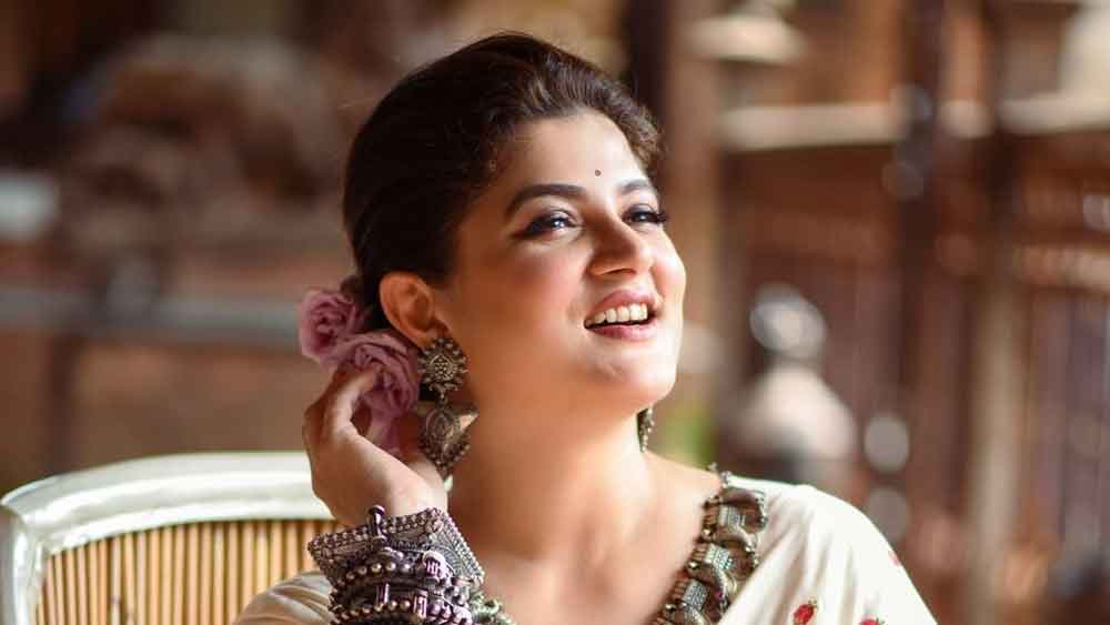 গত অগস্ট মাসে প্রেমিকের সঙ্গে উড়ে গিয়েছিলেন মলদ্বীপে। নীল জলের মাঝে বিলাসবহুল রিসর্টে সময় কাটিয়েছেন শ্রাবন্তী। সঙ্গী হয়েছিলেন ছেলে অভিমন্যু এবং তাঁর প্রেমিকা দামিনী ঘোষ। 