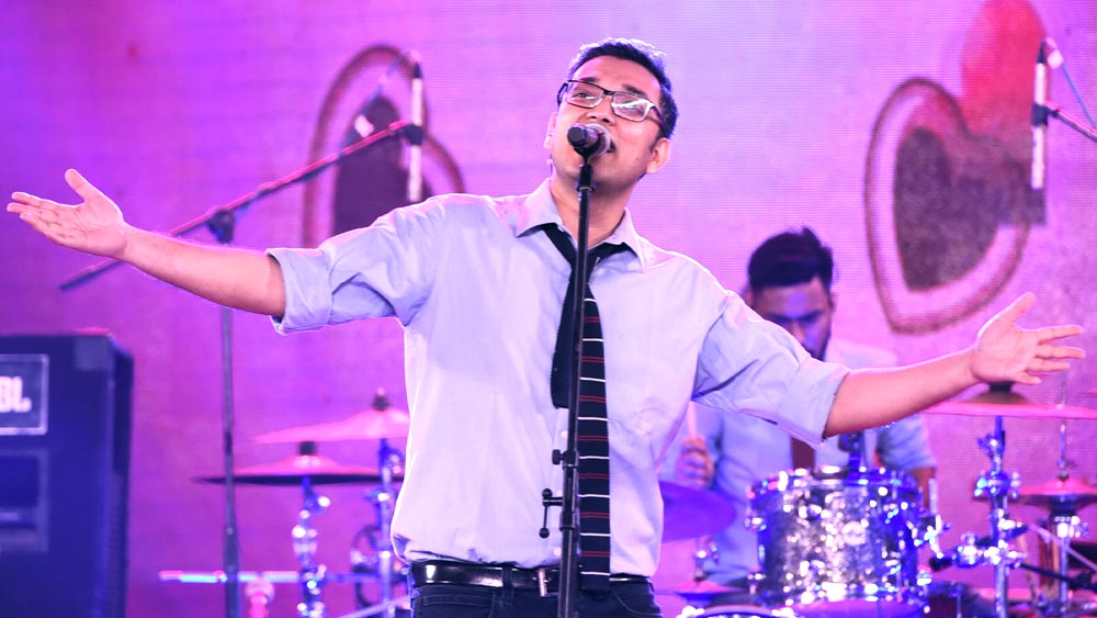 ‘আমাকে আমার মতো থাকতে দাও/ আমি নিজেকে নিজের মতো গুছিয়ে নিয়েছি’— জীবনের সঙ্গে মিলে গেল গানের কথা। সত্যিই নিজেকে নিজের মতো গুছিয়ে নিলেন অনুপম রায়।   