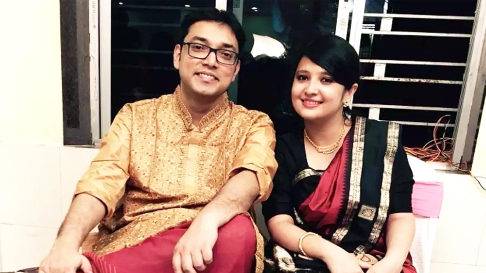 স্ত্রী পিয়া চক্রবর্তীর সঙ্গে ছ’বছরের দাম্পত্য ভাঙার সিদ্ধান্ত নিয়েছেন অনুপম। টুইটারে গায়ক জানিয়েছেন, ব্যক্তিগত মতানৈক্য এবং ভাবনার ফারাকের কারণেই স্বামী-স্ত্রী হিসেবে তাঁরা আর একসঙ্গে থাকতে পারছেন না। কিন্তু পিয়ার সঙ্গে তাঁর দীর্ঘ দিনের সম্পর্ক মনে রাখার মতোই।