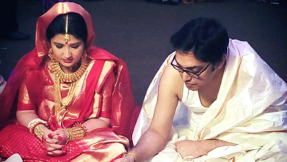 শুরু হয় সংসার। জুড়ে যায় নতুন দায়িত্ব। অনুপম-পিয়ার বন্ধুত্বের রঙ তখনও অমলিন।