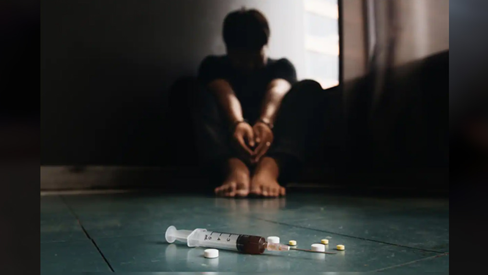 কিন্তু সময় যত এগিয়েছে, মডেলিং এবং গ্ল্যামারের পিছনে অন্ধকার জগতের মধ্যে ডুবে যেতে শুরু করেছিলেন তিনি। ক্রমে মাদকের নেশা তাঁকে নিয়ন্ত্রণ করতে শুরু করেছিল। অত্যন্ত পেশাদার এই মডেল ক্যামেরা চালু হওয়ার পরও অনেক সময় মাদকের জন্য ছটফট করতেন। মাদক নিয়ে তবে তিনি শ্যুট করতেন।