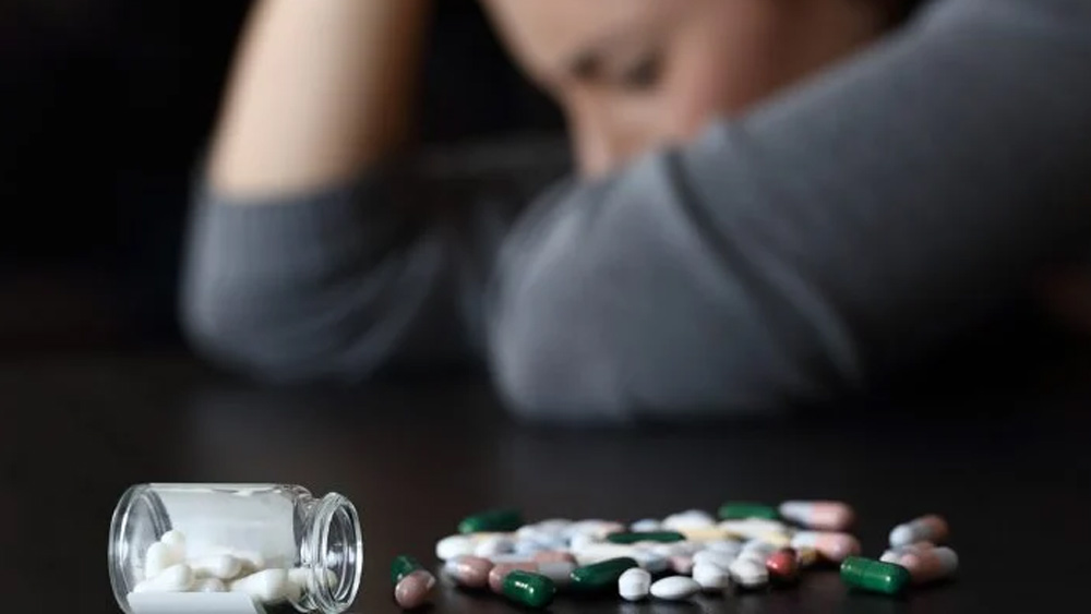 আর বেশি করে মাদক সেবন করতে শুরু করেছিলেন। পরিস্থিতি এমন পর্যায়ে পৌঁছে গিয়েছিল যে, মডেলিং কেরিয়ারও হাতছাড়া হয়ে গিয়েছিল। এ দিকে মাদকের নেশায় অর্থাভাবও প্রকট হয়ে উঠতে শুরু করেছিল।