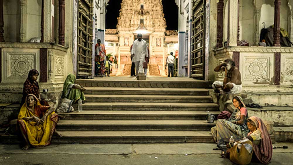 কখনও রাস্তায়, কখনও কোনও মন্দিরে আশ্রয় নিতেন তিনি। পরিস্থিতি এতটাই করুণ হয়ে উঠেছিল যে তাঁকে দেখে ভিখারি ছাড়া আর কিছু ভাবতেই পারতেন না পথচলতি মানুষ। মাদক কিনতে ভিক্ষাও করতে হয়েছে তাঁকে।