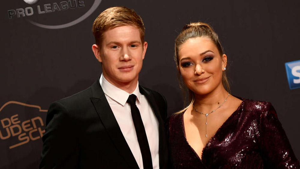 ডি’ব্রুইনের সেই সময়ের সঙ্গী ক্যারোলিন লিনেন অভিযোগ আনেন তাঁকে ঠকাচ্ছেন বেলজিয়ামের মিডফিল্ডার। সেই জন্য প্রতিশোধ নিতে চান লিনেন। তিনি বলেন, “ডি’ব্রুইন আমাকে ঠকিয়েছে তাই আমি কেন সেটা করব না?” প্রতিশোধ নেওয়ার জন্য কর্তুয়ার সঙ্গে শারীরিক সম্পর্কে জড়িয়ে পড়েন লিনেন।