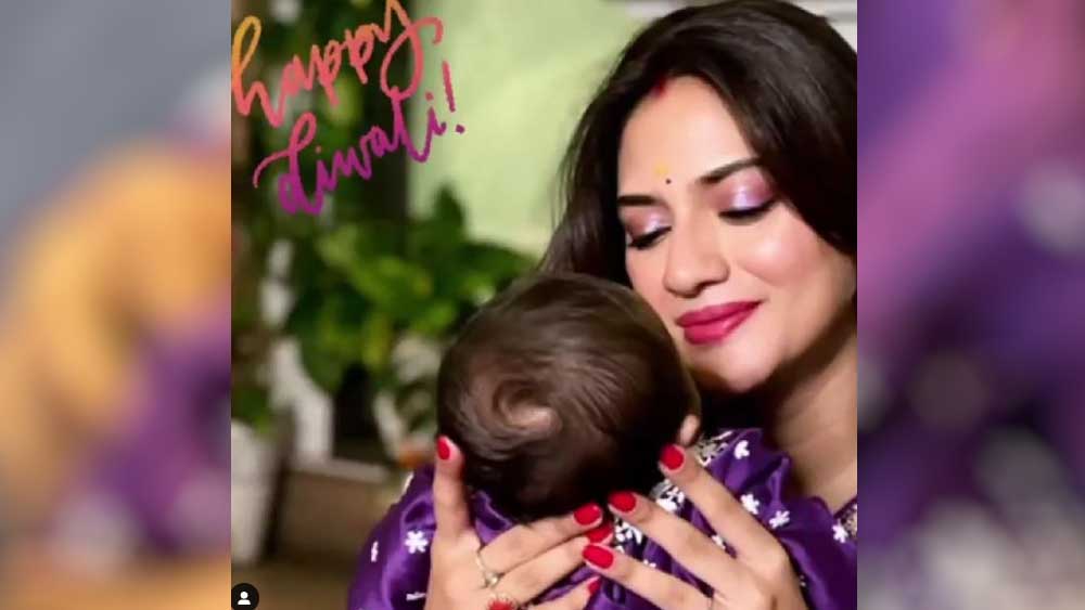 ভালবাসা মানে তো সন্তানদের প্রতি মা-বাবার অনুভূতিও। সে কথা মনে করিয়ে দিলেন তারকা-সাংসদ। সদ্য মা হয়েছেন যে!