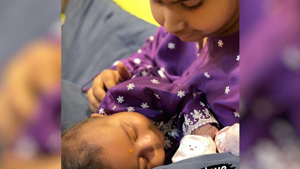 ঈশানের প্রসঙ্গ উঠতেই নুসরত হেসে খুন— ‘‘আড়াই মাসের পুচকের যে এত বায়নাক্কা থাকতে পারে, তা ওকে না দেখলে বোঝা মুশকিল!’’