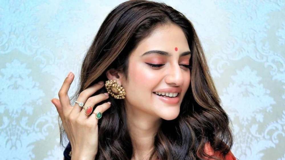 নুসরতের মন খারাপের ওষুধ এখন ঈশান। রাজনীতির ক্ষেত্রে বা কর্মক্ষেত্রে কোনও মানসিক চাপ তৈরি হলে ঈশানের কাছে এসে তিনি মন ভাল করেন তিনি।