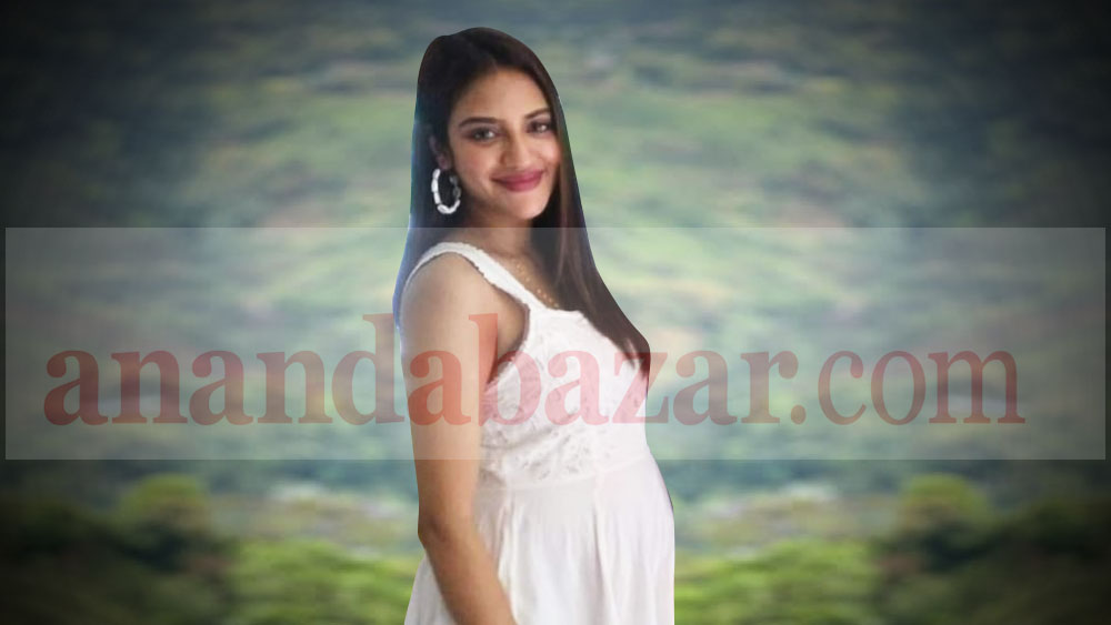 একটানা সাংবাদিকদের সামনে বসে। ক্লান্তির ছাপটুকুও নেই অভিনেত্রী-সাংসদ নুসরত জাহানের চেহারায়। যশ দাশগুপ্তের স্ত্রীর চোখে-মুখে এখন মাতৃত্বের আনন্দ। হাসি লেগেই আছে। ছেলে ঈশান জে দাশগুপ্তের কথা বলতে গিয়ে খিলখিলিয়ে উঠলেন।