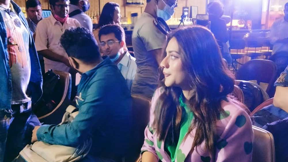 সবুজ সিক্যুইন ড্রেসের সঙ্গে গোলাপি রঙা জ্যাকেট। খোলা চুল। পায়ে শ্যাওলা রঙের স্টিলেটো। 