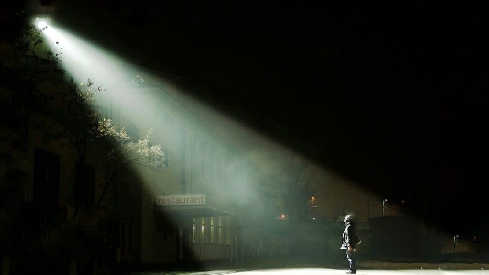 আলো নিভে গিয়েছে মঞ্চের, কিন্তু চুপ করে বসে থাকেন তাঁরা।