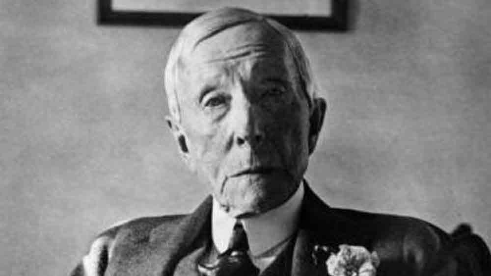 নিজের চেষ্টার বিপুল সম্পত্তির মালিক হয়েছিলেন আমেরিকার এক হতদরিদ্র পরিবারের সন্তান রকেফেলার। ১৯৩৭ সালে ৯৭ বছর বয়সে তাঁর মৃত্যু আগে রকেফেলারের কাছে মোট সম্পত্তির আর্থিক মূল্য আজকের নিরিখে ৩৫ হাজার কোটি ডলার। এক সময় আমেরিকার অপরিশোধিত তেল এবং তৈলজাত দ্রব্যের ৯০ শতাংশই ছিল তাঁর দখলে।