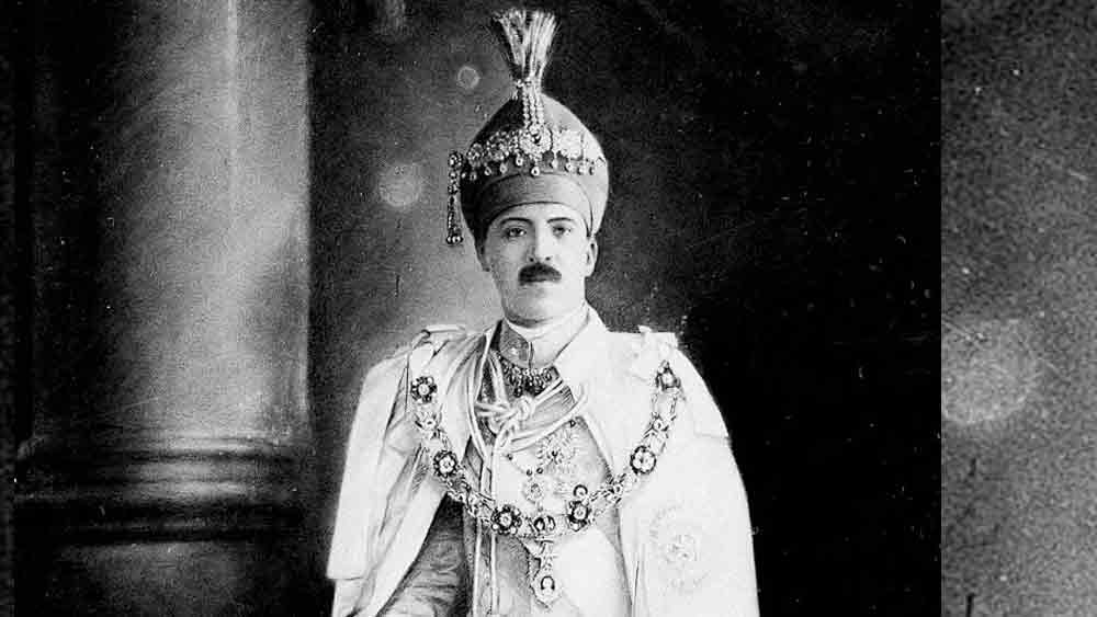 বিশ্বের ধনকুবেরদের তালিকায় মির ওসমান আলি খানের নামও রয়েছে। ব্রিটিশ শাসনাধীন কালে হায়দরাবাদের শেষ নিজাম ছিলেন তিনি। ১৯৩৭ সালে বিশ্বের ধনীতম ব্যক্তির শিরোপা পেয়েছিলেন মির ওসমান। এক সময় তাঁর মোট সম্পত্তি ছিল ২১ হাজার কোটি ডলারের। ফলে মোট সম্পত্তির নিরিখে বেজোসকে হেসেখেলে গোল দিতে পারতেন মির ওসমানও।