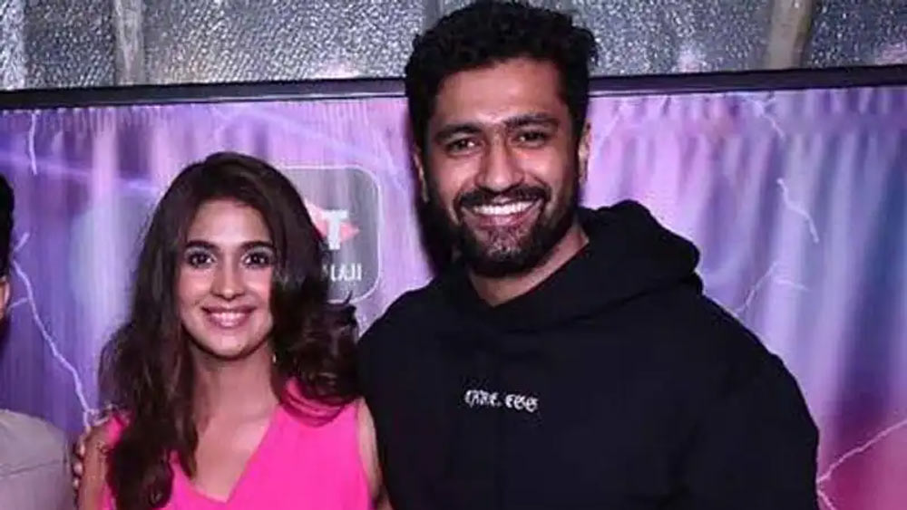 এই মুহূর্তে বলিউডের সবচেয়ে মেধাবী অভিনেতাদের অন্যতম ভিকি কৌশল। ‘মাসান’, ‘রাজি’, ‘সঞ্জু’ থেকে ‘উরি’— প্রতিটি ছবিতে মন কেড়েছেন দর্শকদের। তিনি নাকি ডেট করেছিলেন অভিনেত্রী হারলিন শেট্টির সঙ্গে।