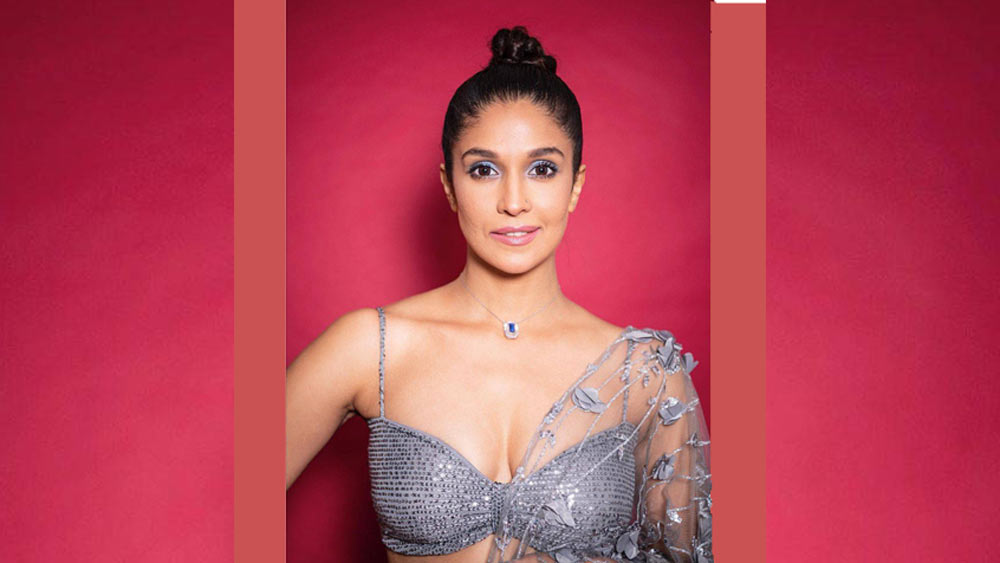 দু’জনের আলাপ হয়েছিল এক কমন ফ্রেন্ড আনন্দ তিওয়াড়ির মাধ্যমে। তার পরই বন্ধুত্ব। তখনই নাকি প্রেমে পড়েন। যদিও কেউই তা স্বীকার করেন না।