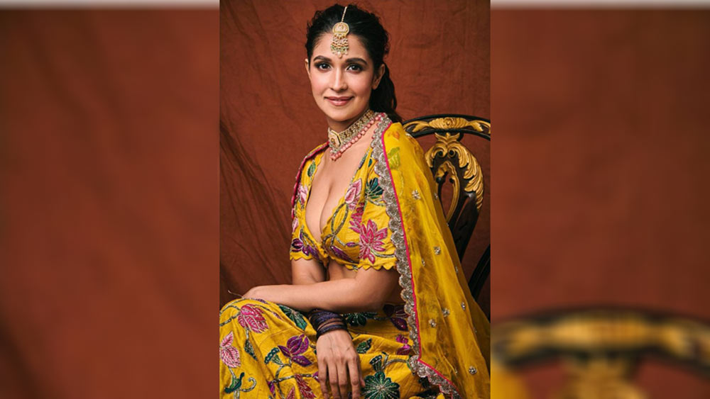 অন্য দিকে ভিকির সঙ্গে বিচ্ছেদ মেনে নিতে সময় লেগেছিল হারলিনের। নিজের ইনস্টাগ্রাম থেকে ভিকির সমস্ত ছবি মুছে দিয়েছিলেন। ভিকিকে আনফলো করে দেন তিনি।