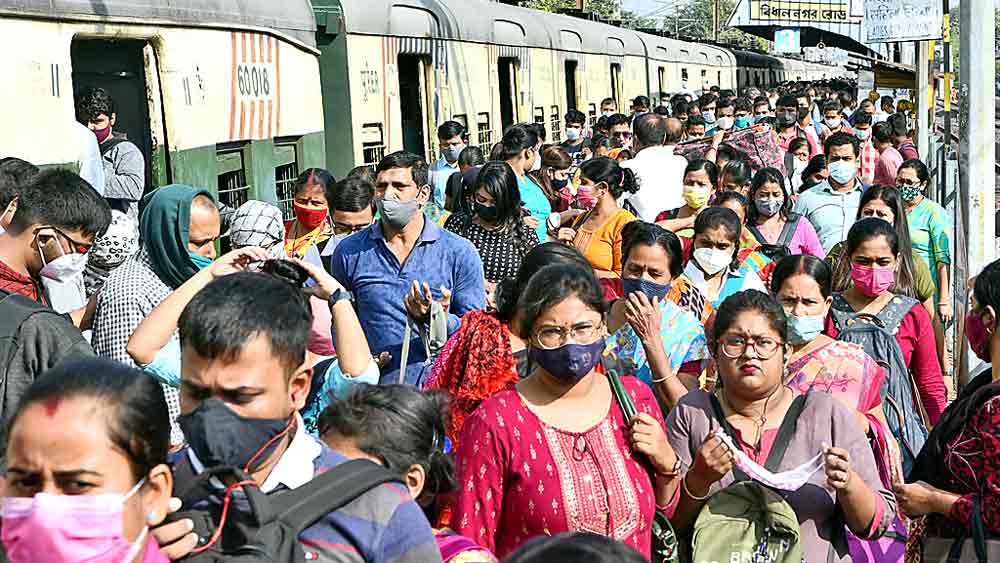 ভয়াবহ: বিধাননগরে উপচে পড়া ভিড়, এই চিত্রই সব স্টেশনে দেখা যাচ্ছে রোজ। 