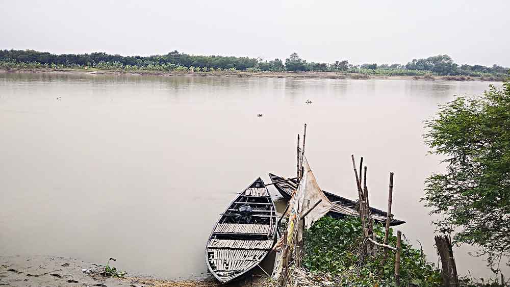 নদীর ও পারে দেখা যাচ্ছে মঙ্গলদ্বীপ। 