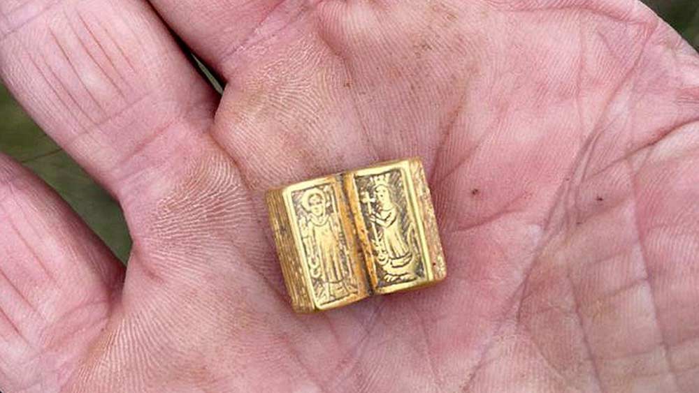 পরে মোবাইলে সেটির ছবি তুলে এবং ছবিটি বড় করে দেখেই আনন্দে আত্মহারা হয়ে ওঠেন বাফি। সোনালি বস্তুটি আদপে একটি সোনার বাইবেল!