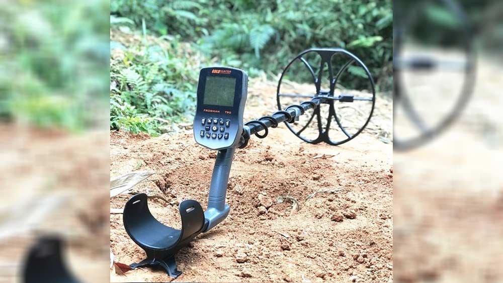 কিছু দূর যাওয়ার পর মেটাল ডিটেক্টর-এ খুব শক্তিশালী সিগন্যাল পান তাঁরা। প্রায় পাঁচ ইঞ্চি খোলার পরই একটি ছোট সোনালি রঙের ধাতু উদ্ধার করেন।