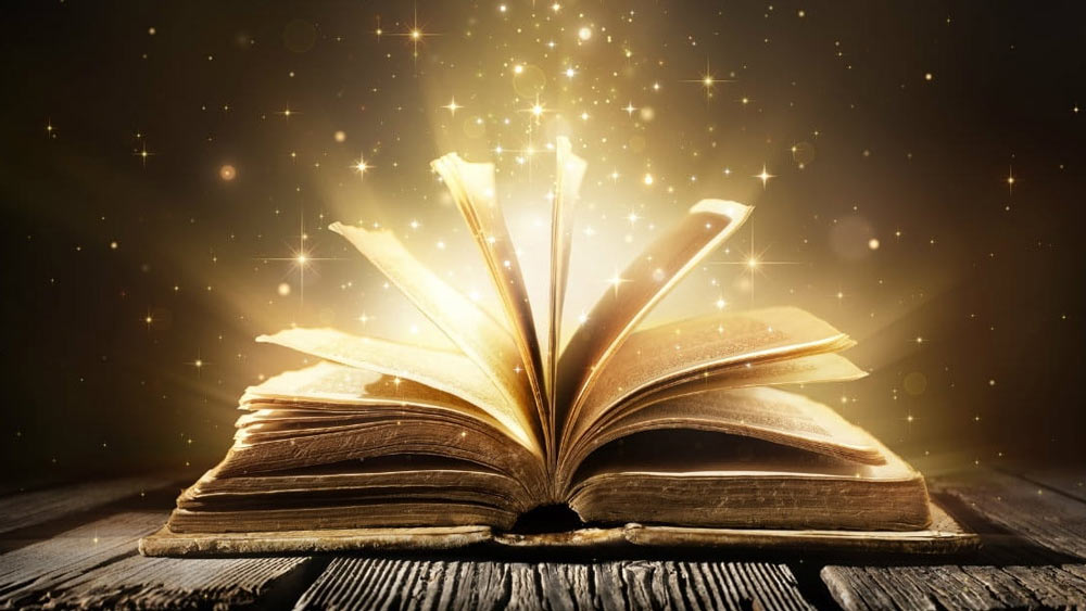 সোনার বাইবেল দেখেছেন? চাষের জমিতে ধাতব জিনিসের খোঁজ করতে গিয়ে সোনার বাইবেল খুঁজে পেলেন এক ব্রিটিশ দম্পতি।