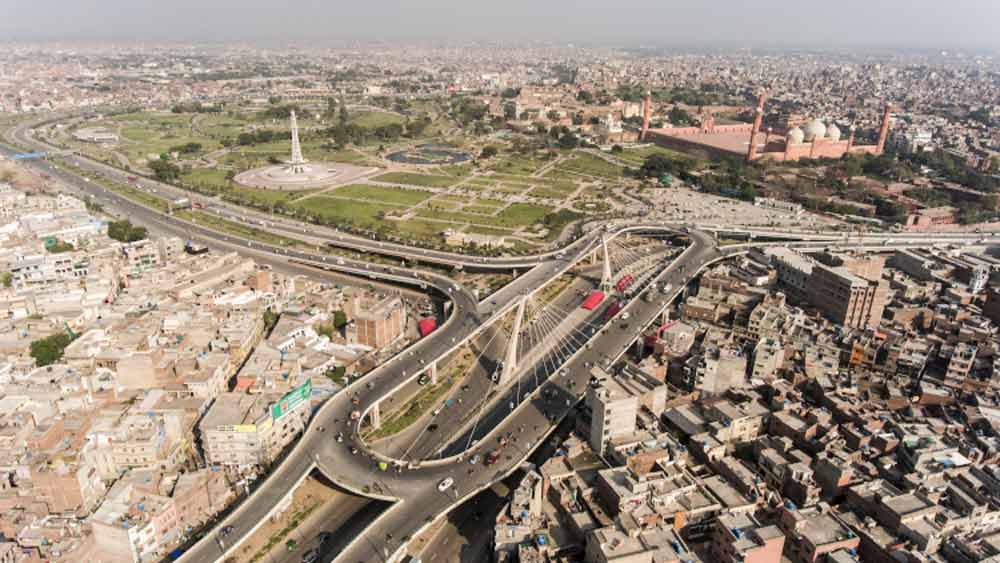 বিশ্বের দ্বিতীয় দূষিত শহর হিসাবে পাকিস্তানের লাহৌরের নাম উঠে এসেছে। সম্প্রতি লাহৌরের হাইকোর্টেও দূষণ নিয়ন্ত্রণ নিয়ে একটি মামলা হয়েছে। মামলার শুনানিতে বিচারপতি স্পষ্ট জানিয়েছেন, দূষণ নিয়ন্ত্রণের কোনও ব্যবস্থাই নেয়নি সেখানকার প্রশাসনিক কর্তারা।