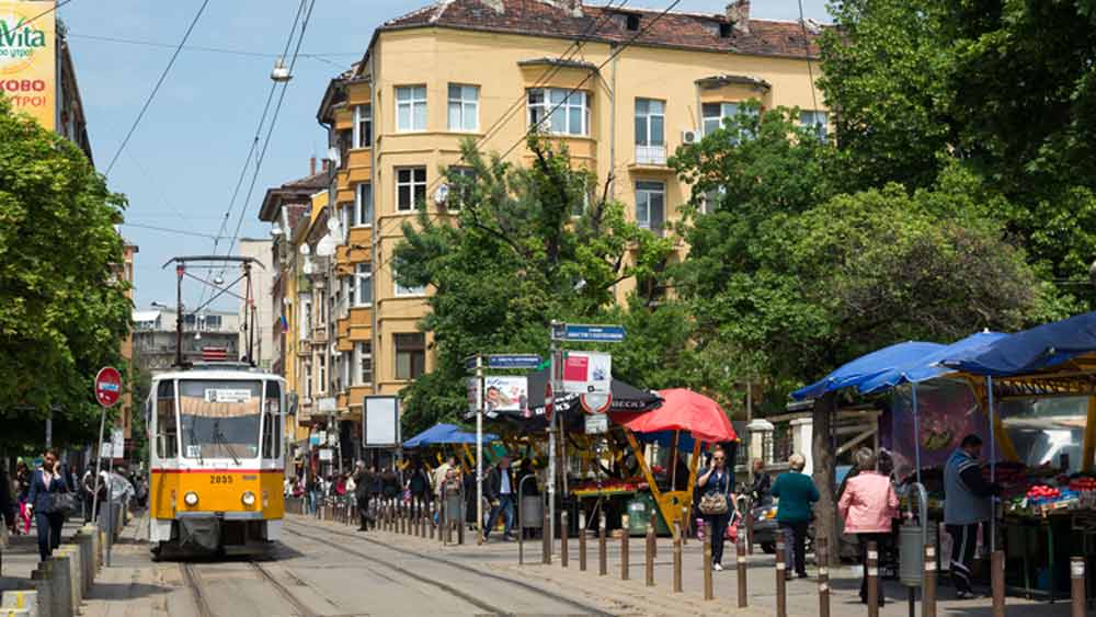 তৃতীয় দূষিত শহর বুলগেরিয়ার সোফিয়া। বায়ু মান সূচক ১৭৮। এটি ইউরোপের সবচেয়ে দূষিত শহর। বিশ্ব স্বাস্থ্য সংস্থা (হু)-র সমীক্ষা অনুযায়ী, প্রতি বছর বুলগেরিয়ার ন’হাজার মানুষ বায়ুদূষণজনিত রোগে আক্রান্ত হয়ে মারা যান।