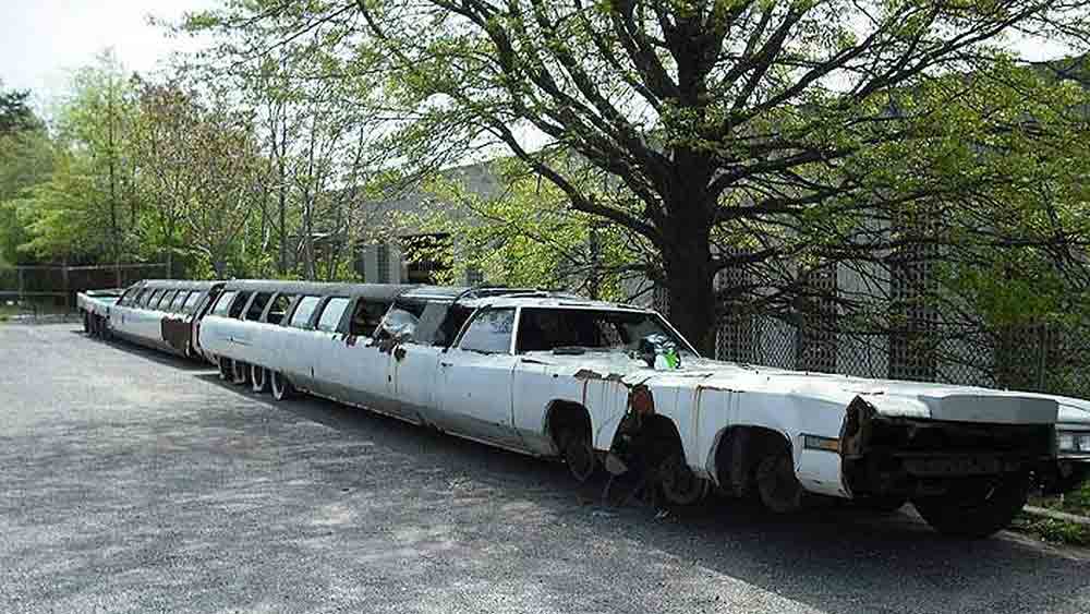 ব্যবহার বন্ধ হয়ে যাওয়ায় এই হাল গাড়িটির। তবে মেরামত করে ফের ব্যবহারের কাজ চলছে।