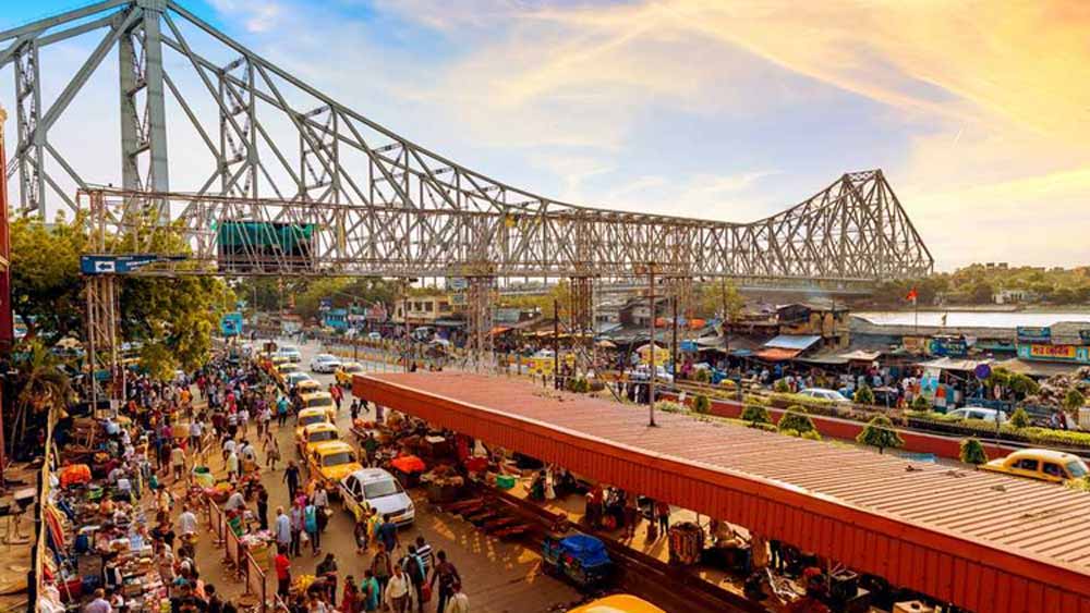 চতুর্থ দূষিত শহর কলকাতা। কলকাতার পরিস্থিতিও ভয়ানক। এই শহরের বায়ু মান সূচক ১৭৭। অত্যধিক কলকারখানা এবং যানবাহনই এর কারণ বলে মনে করছেন বিশেষজ্ঞরা।
