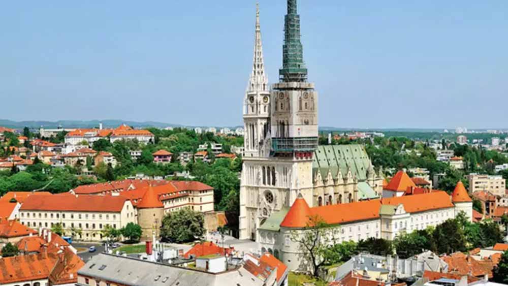 সুইস সংস্থার সমীক্ষা অনুযায়ী, ক্রোয়েশিয়ার রাজধানী জাগ্রেব-এর অবস্থা শীতকালে ভয়ঙ্কর হয়ে ওঠে। ওই সময় ধোঁয়াশায় ঢেকে যায় পুরো শহর। শ্বাস নেওয়াও সমস্যা হয় বাসিন্দাদের। পঞ্চম দূষিত এই শহরের বায়ু মান সূচক ১৭৩।