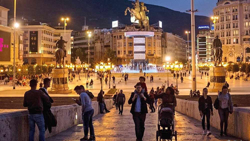 কারখানা থেকে বেরনো ধোঁয়া, যানবাহন এবং গৃহস্থালির ধোঁয়ার কারণে দূষণের চাদরে ঢেকে গিয়েছে উত্তর ম্যাসিডোনিয়ার শহর স্কপজে। এর বায়ু মান সূচক ১৬৪। বিশেষজ্ঞদের মতে, বায়ুদূষণের জন্য প্রত্যক্ষ ভাবে প্রতি বছর প্রায় আড়াই হাজার মানুষের মৃত্যু ঘটে এখানে।