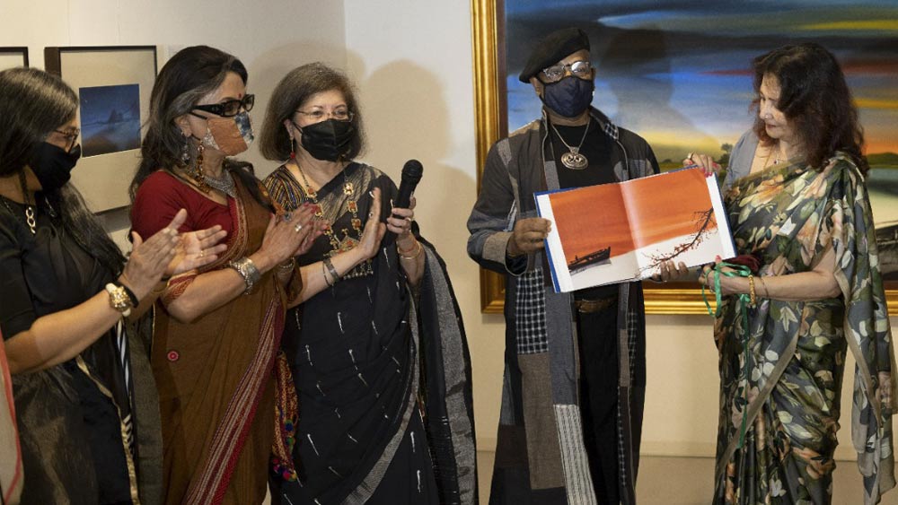  পরেশ মাইতির ছবির বই প্রকাশ করলেন মুনমুন সেন।