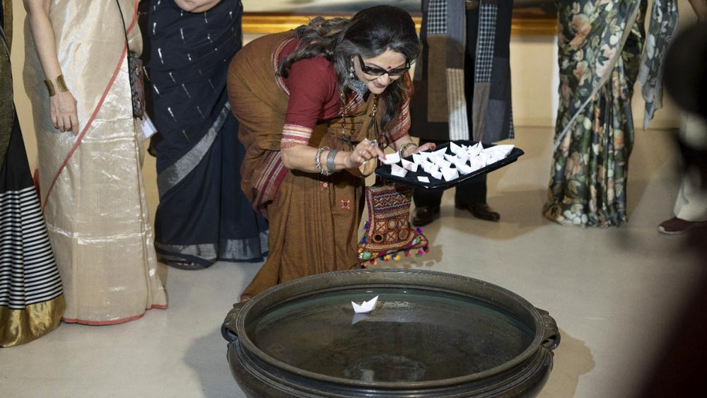 প্রথম নৌকো ভাসালেন অপর্ণা সেন। প্রথমেই জানিয়ে দিলেন, একটিতে মন ভরবে না। একসঙ্গে তিনটি ভাসাবেন তিনি।