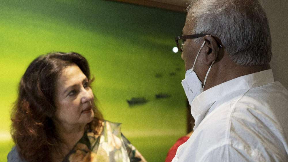 প্রদর্শনী দেখার ফাঁকে জমল আড্ডা।