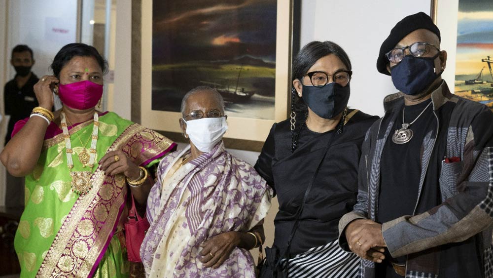 প্রদর্শনী দেখতে তমলুক থেকে এসেছেন শিল্পীর মা ও বোন। সঙ্গে রয়েছেন স্ত্রী জয়শ্রী বর্মণ।