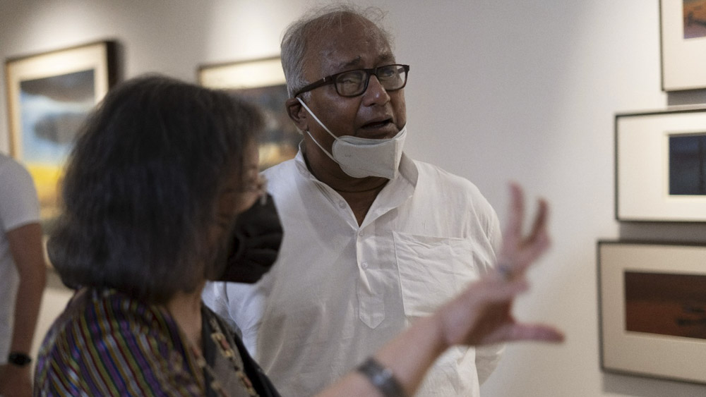  প্রদর্শনী ঘুরে দেখলেন তৃণমূল সাংসদ সৌগত রায়। সঙ্গে সিমা গ্যালারির অধিকর্তা রাখী সরকার। 