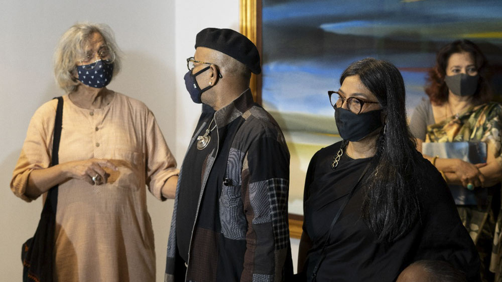 পরেশ মাইতির প্রদর্শনীর সূচনা উপলক্ষে এসে গল্পে মাতলেন শিল্পী যোগেন চৌধুরী।