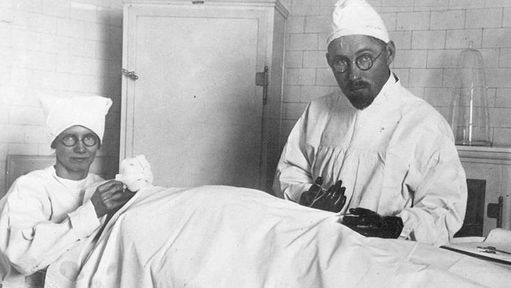 কানসাস স্টেট মেডিক্যাল বোর্ডের দলটি ঘরের এক কোনে দাঁড়িয়ে দেখল কী ভাবে জীবন্ত ছাগলের নিম্নাংশ অসাড় করে তার দু’টি অণ্ডকোষ কেটে বার করে আনলেন ওই চিকিৎসক। তার পর পাশের টেবিলে শুয়ে থাকা রোগীর শরীরে খুব সন্তর্পনে সেগুলি প্রতিস্থাপন করলেন।