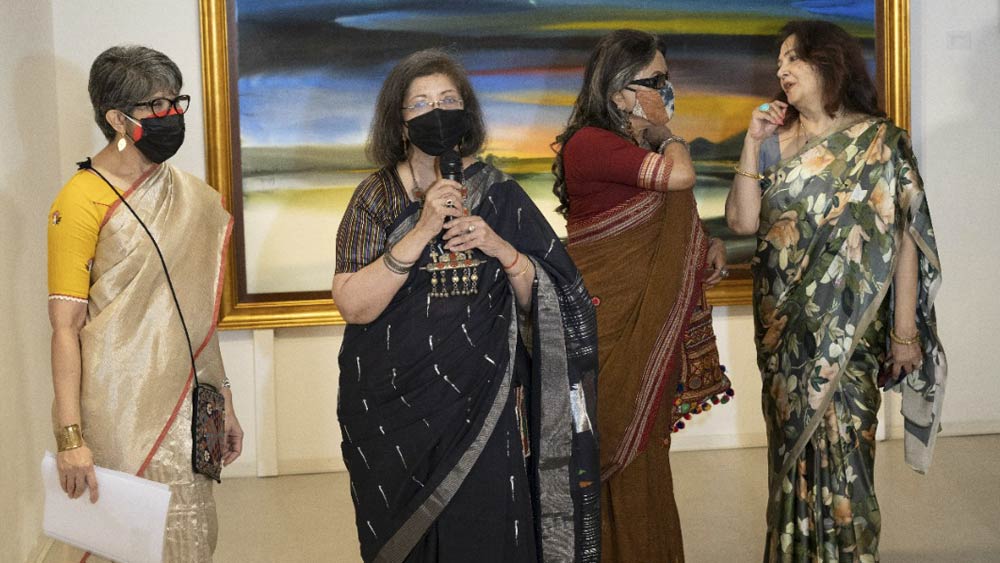 সূচনা অনুষ্ঠানের শেষে আড্ডায় মাতলেন দুই তারকা।