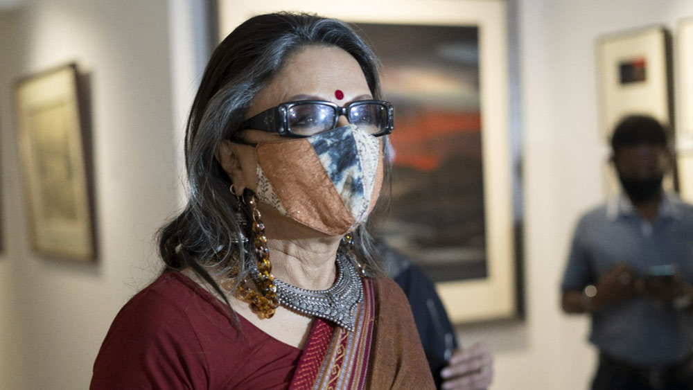 পরেশ তাঁর খুব পছন্দের শিল্পী। তাই গল্প-আড্ডার ফাঁকে একাই কিছু ক্ষণ গ্যালারি ঘুরে দেখলেন অপর্ণা সেন। 